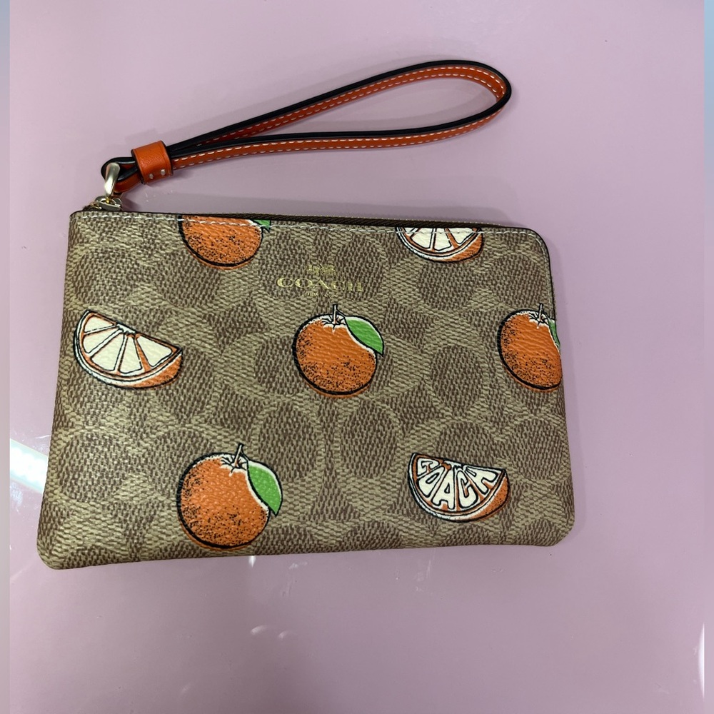NWT  Corner Zip Wristlet In Signature
Canvas With Orange🤎🍊